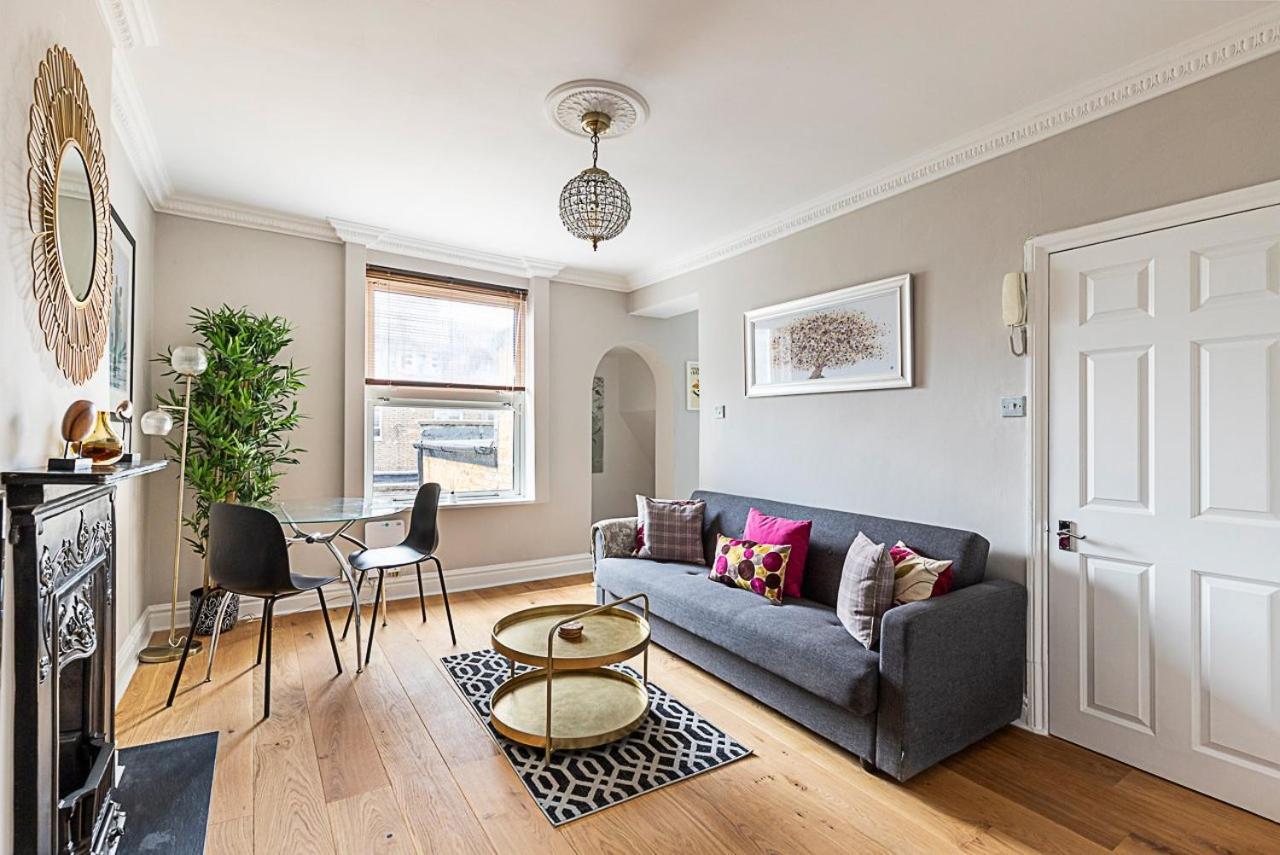 Appartamento Modern Top-floor Victorian Charm In Kensington Londra